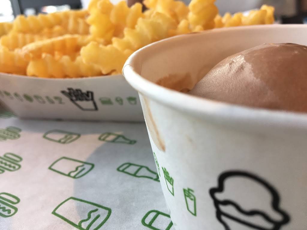 Shake Shack | restaurant | & Crossing, 5200 W 119th St, Leawood, KS 66209, USA | 9133201229 OR +1 913-320-1229