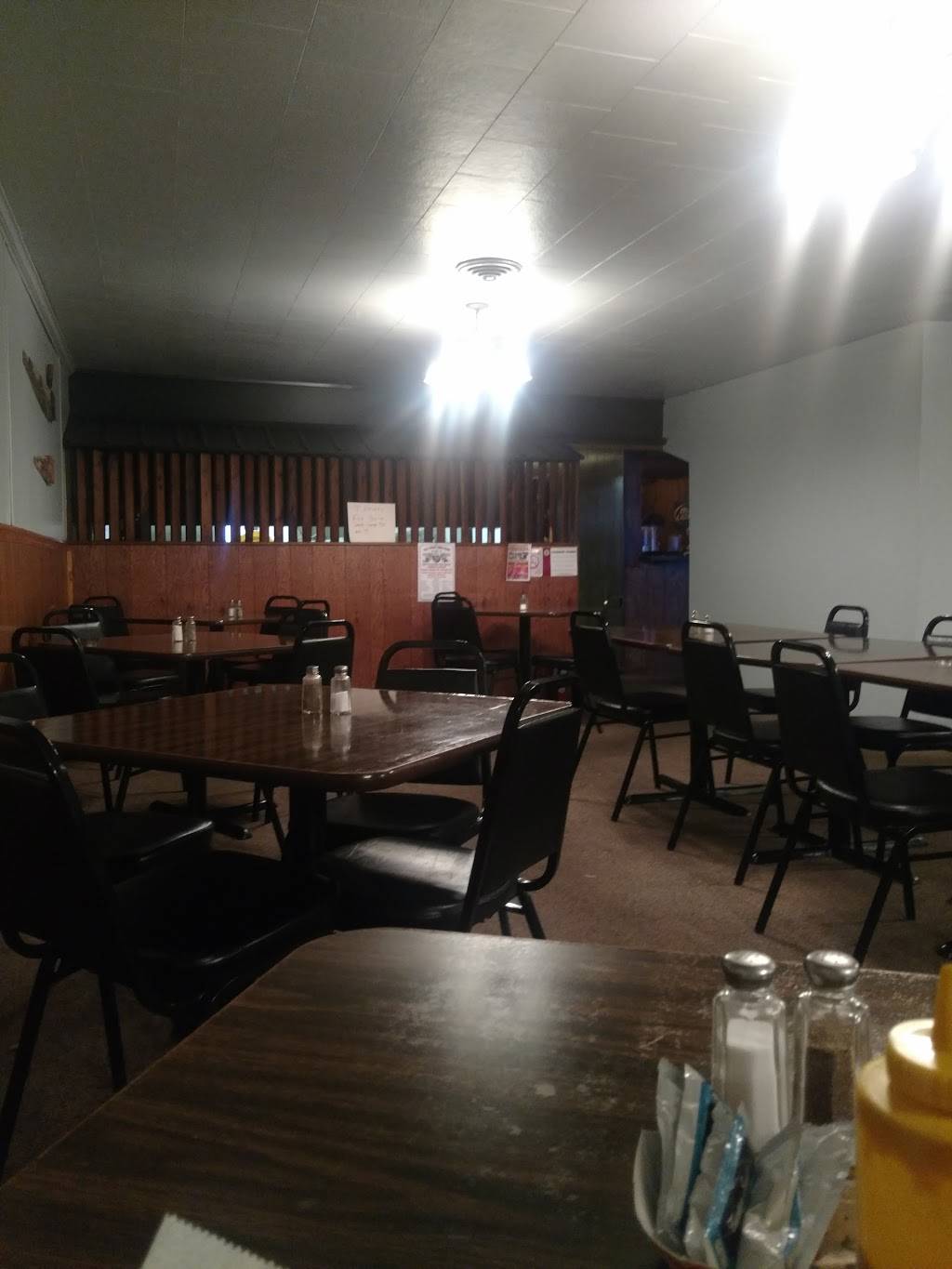 Earls Supper Club | restaurant | 103 West Main Street, West Union, IL 62477, USA | 2172793534 OR +1 217-279-3534