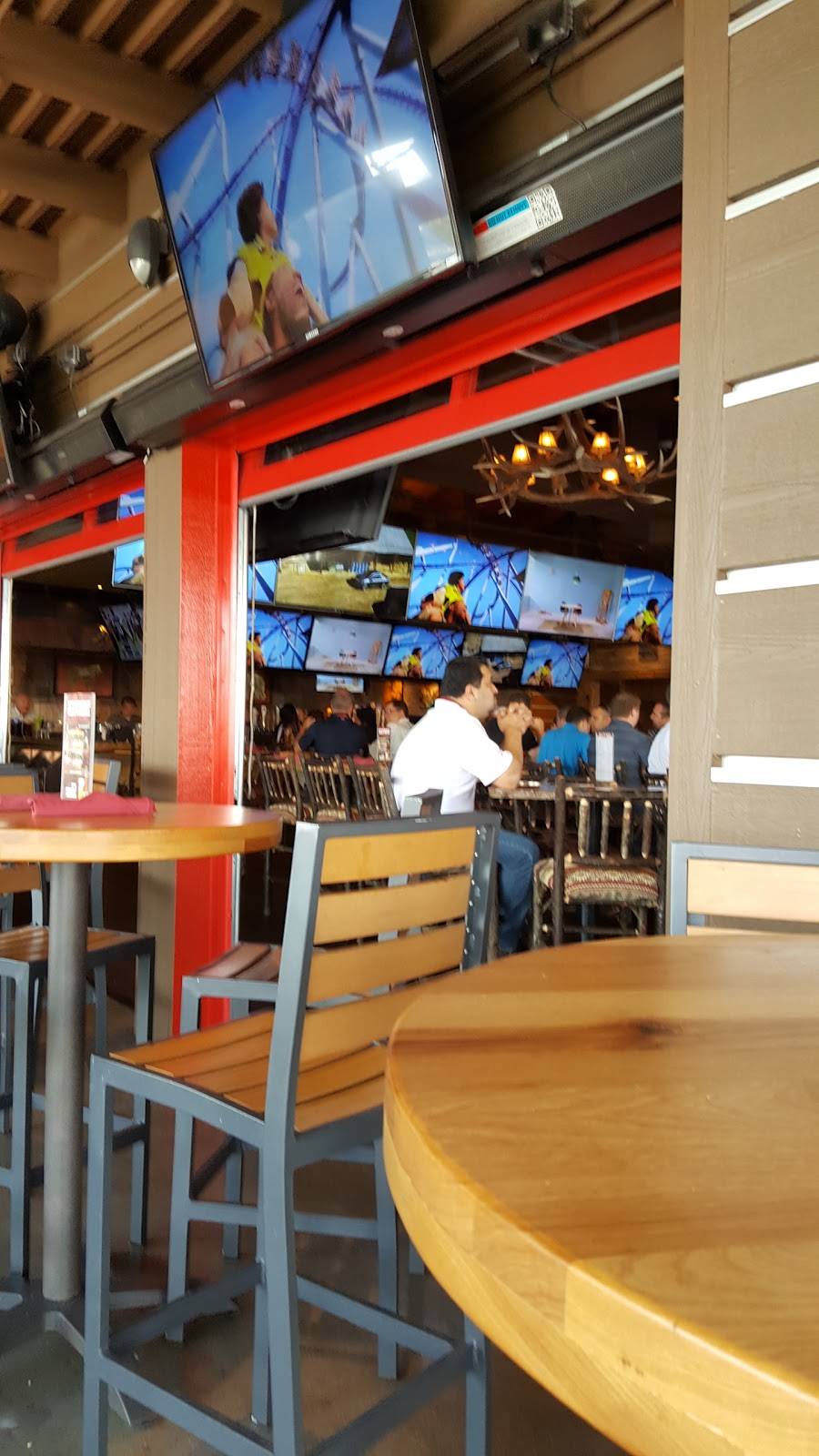 Twin Peaks | restaurant | 17W744 22nd St, Oakbrook Terrace, IL 60181, USA | 3313077940 OR +1 331-307-7940