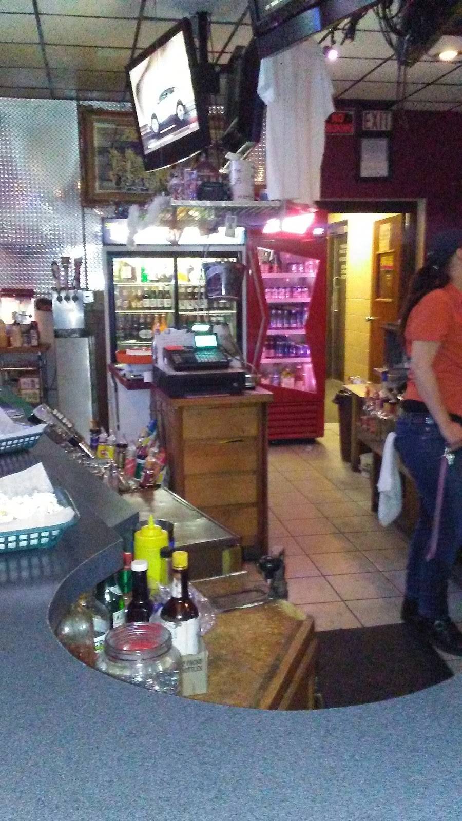 Cubby Hole Bar & Grill | restaurant | 1570 Elizabeth St, Green Bay, WI 54302, USA | 9204377078 OR +1 920-437-7078