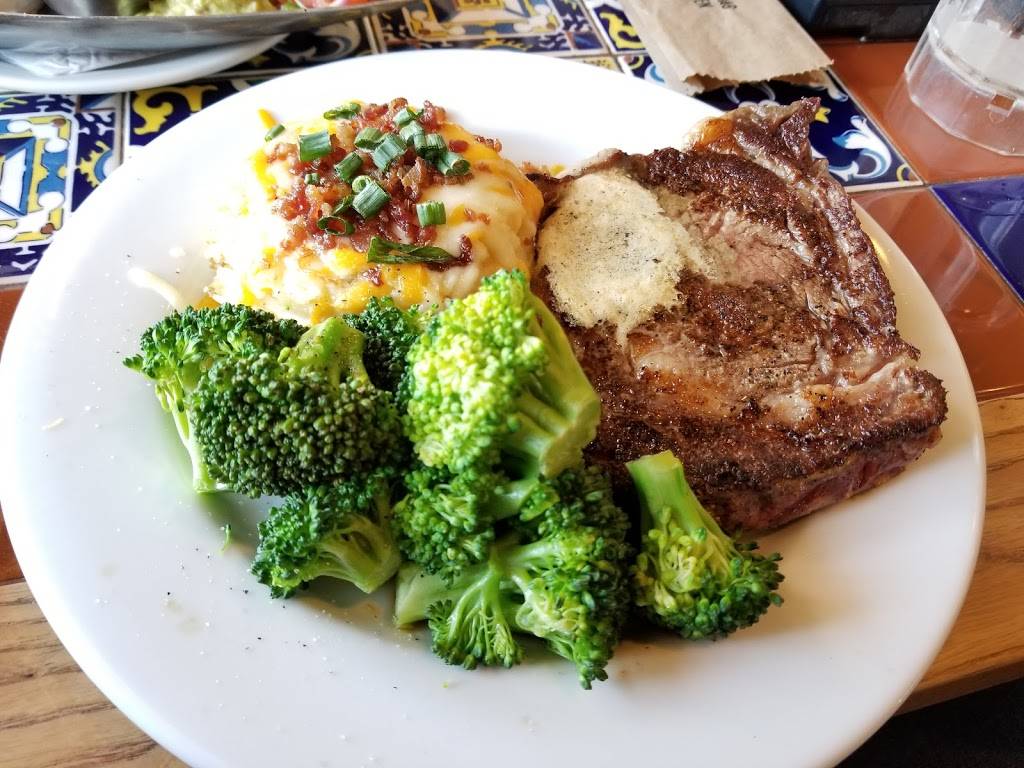 Chilis Grill & Bar | meal takeaway | 6030 Grand Ave, Gurnee, IL 60031, USA | 8478551025 OR +1 847-855-1025