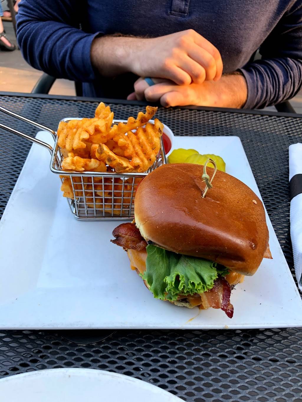 Local Kitchen & Tap | restaurant | 57 State Rd, Kittery, ME 03904, USA | 2074750000 OR +1 207-475-0000