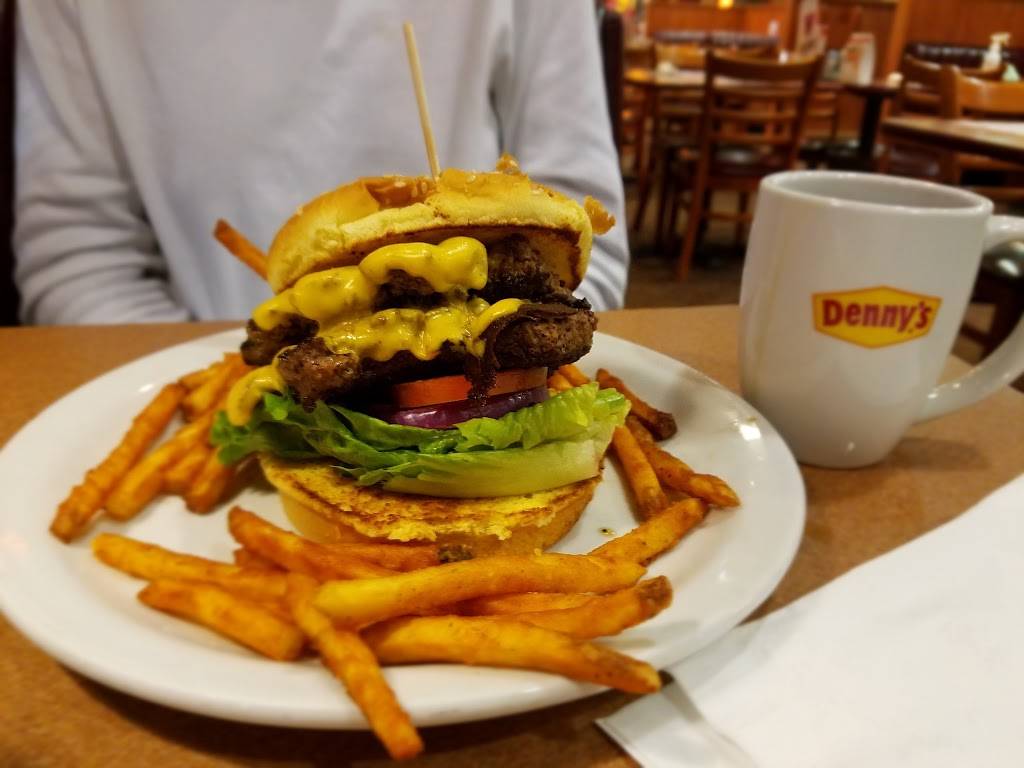 Dennys | restaurant | 1130 S Illinois St, Belleville, IL 62220, USA | 6182771360 OR +1 618-277-1360