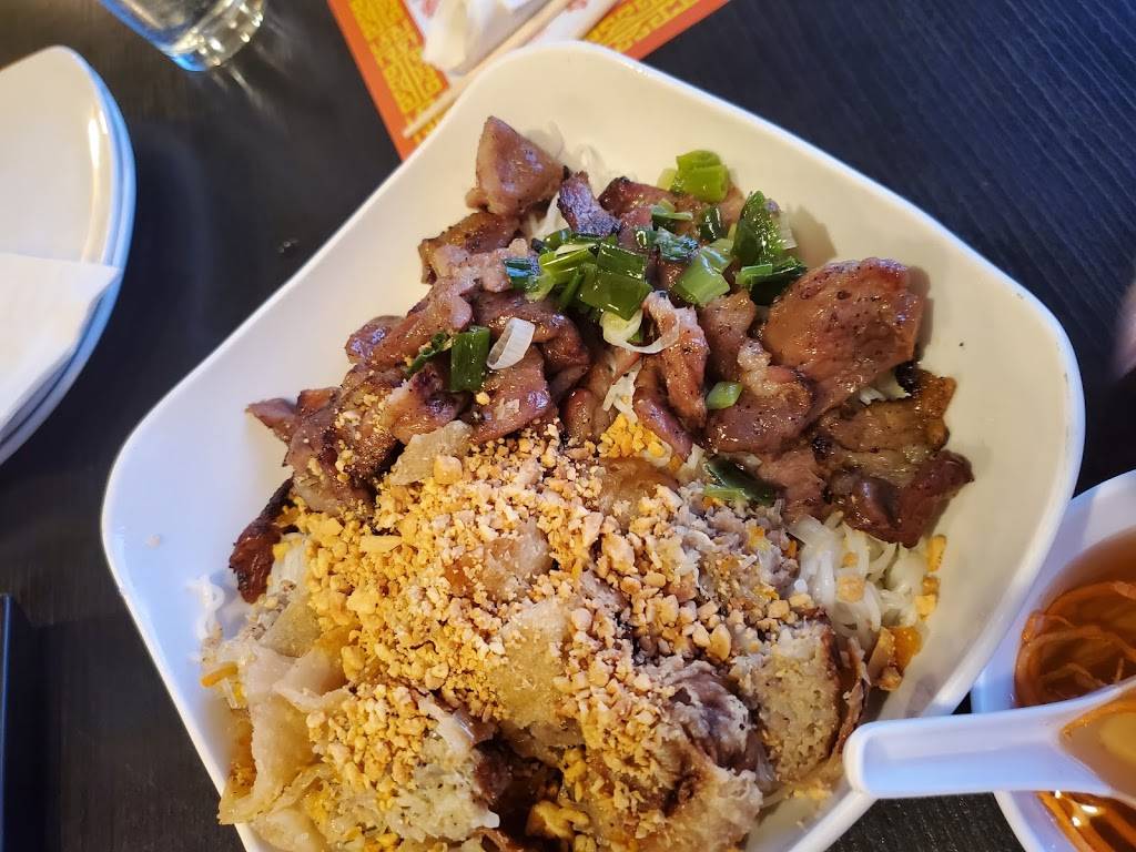 Que Viet Village House | restaurant | 2211 Johnson St NE #3905, Minneapolis, MN 55418, USA | 6127814744 OR +1 612-781-4744