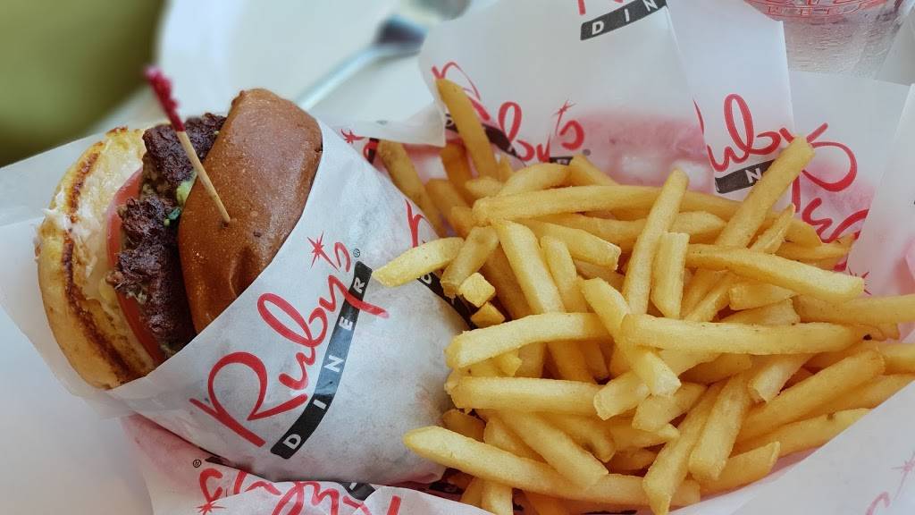 Rubys Diner | restaurant | 1 Main St #1, Huntington Beach, CA 92648, USA | 7149697829 OR +1 714-969-7829