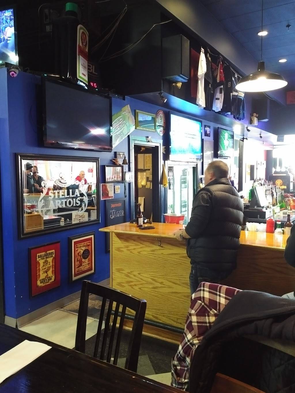 Hacks Taps & Grill | restaurant | 101 Hazelglen Dr #1, Kitchener, ON N2M 5A2, Canada | 5197442839 OR +1 519-744-2839