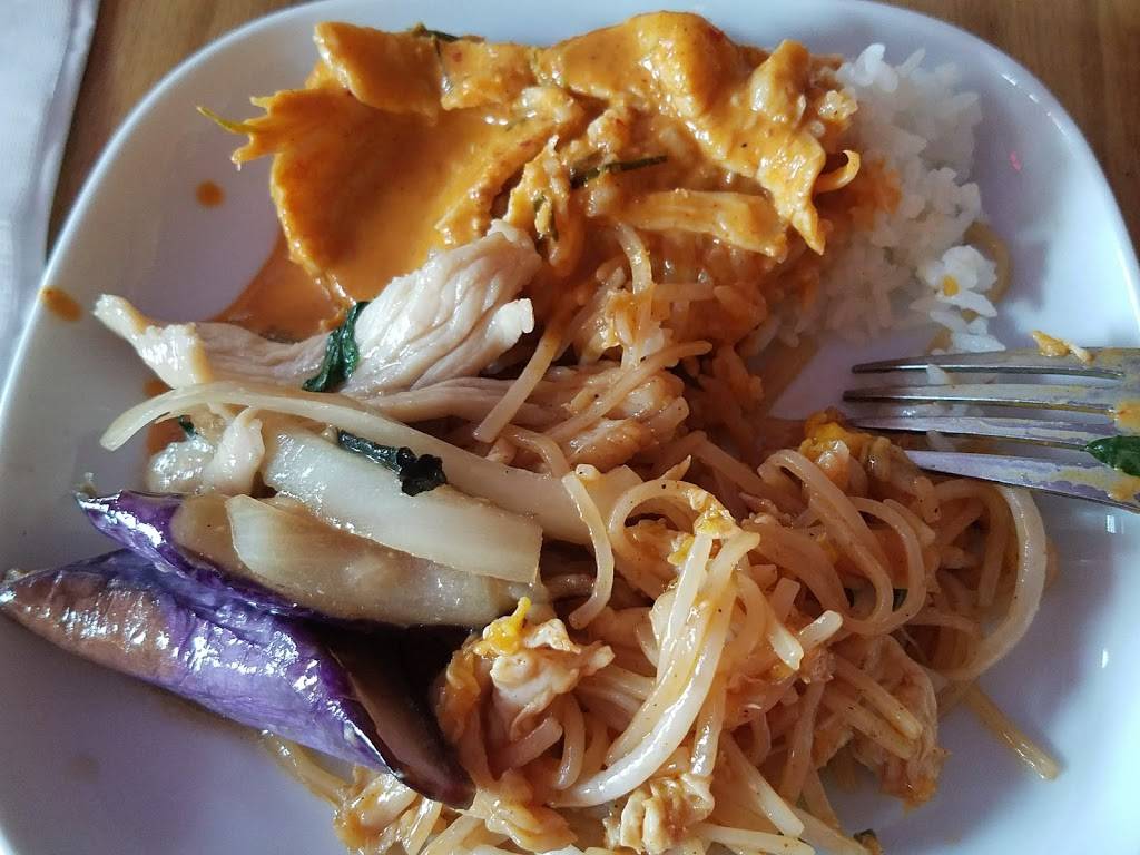 Smile Thai Cuisine | restaurant | 6411 Latona Ave NE, Seattle, WA 98115, USA | 2069851182 OR +1 206-985-1182