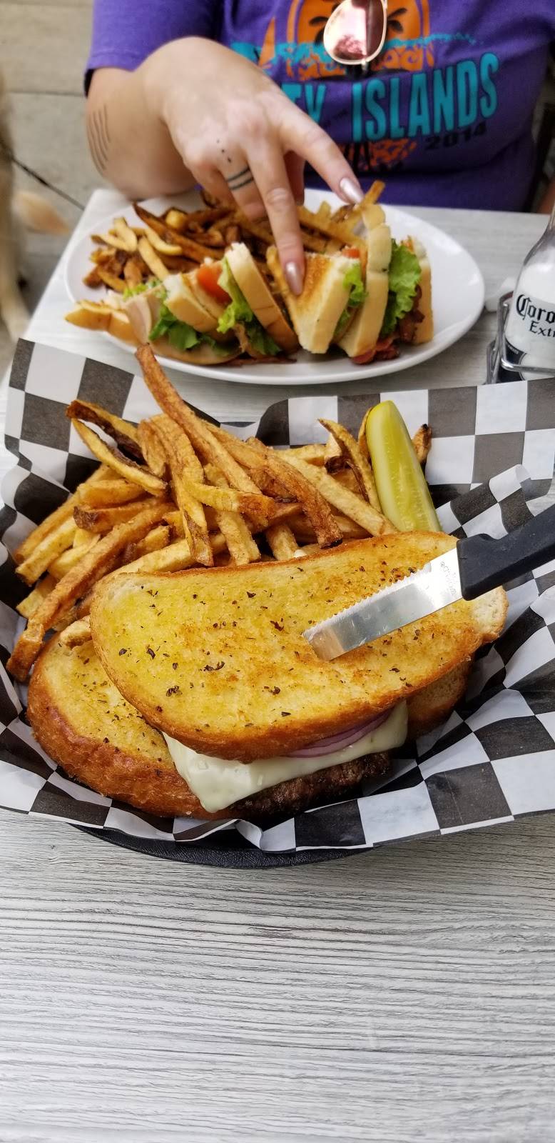 Gavins Grill | restaurant | 110 S Broadway St, New Philadelphia, OH 44663, USA | 3303432490 OR +1 330-343-2490