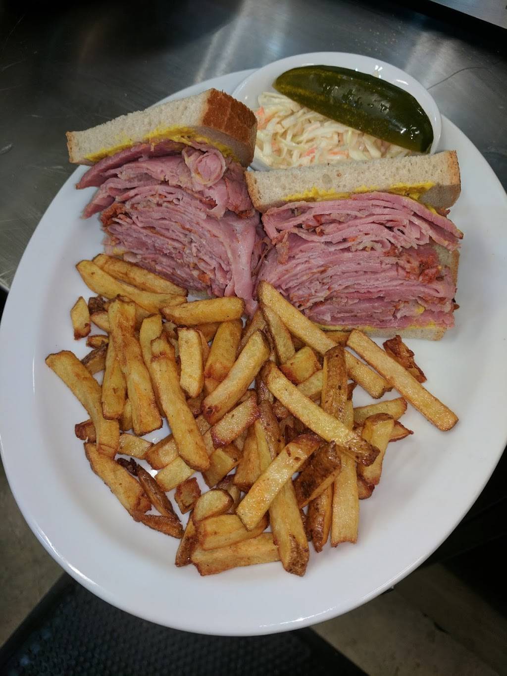 Johnny Pastramis Breakfast & Lunch | restaurant | 569 Lake St, St. Catharines, ON L2N 4J1, Canada | 9059881111 OR +1 905-988-1111