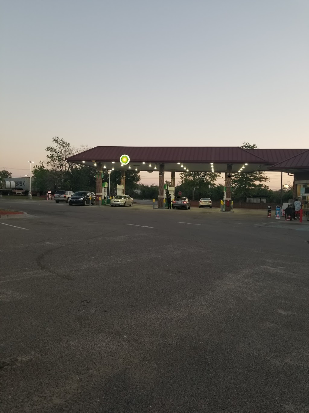 Kangaroo Express | meal takeaway | 1968 Meeting St, Charleston, SC 29405, USA | 8437229932 OR +1 843-722-9932