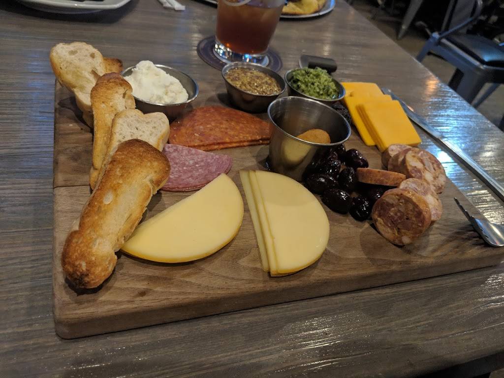 The Pitch Pizza & Pub | restaurant | 2924 E Sunshine St, Springfield, MO 65804, USA | 4173680277 OR +1 417-368-0277