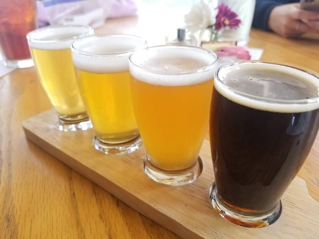 Daniels | restaurant | 48 Main St, Henniker, NH 03242, USA | 6034287621 OR +1 603-428-7621