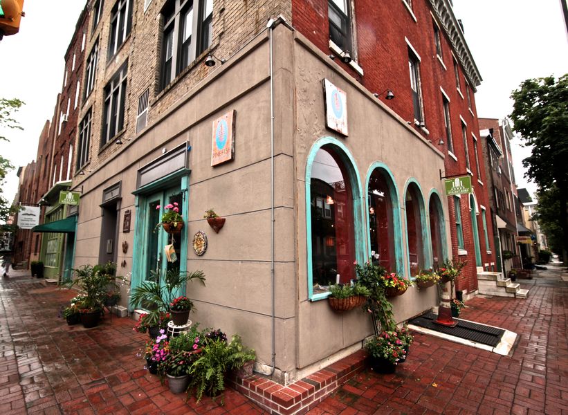 Pinefish | restaurant | 1138 Pine St, Philadelphia, PA 19107, USA | 2675192850 OR +1 267-519-2850