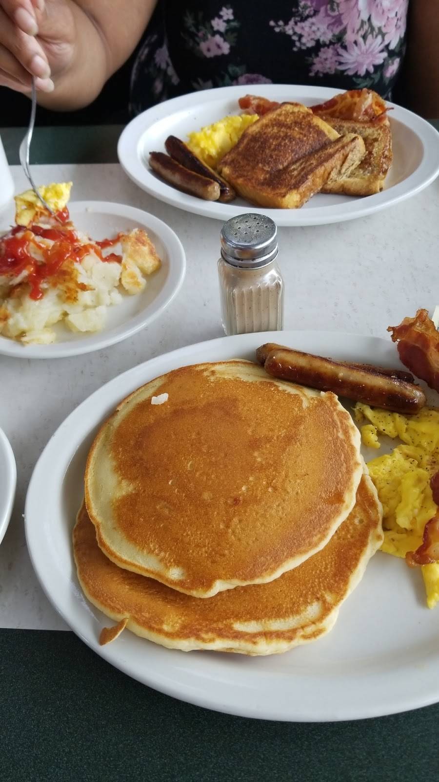 Michaels Diner At Shaker Square | restaurant | 13051 Shaker Blvd, Cleveland, OH 44120, USA | 2167520052 OR +1 216-752-0052