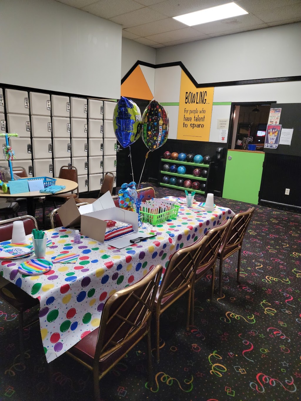 North Woods Lanes Bowling Center | restaurant | 10435 Valley View Rd, Macedonia, OH 44056, USA | 3304677925 OR +1 330-467-7925