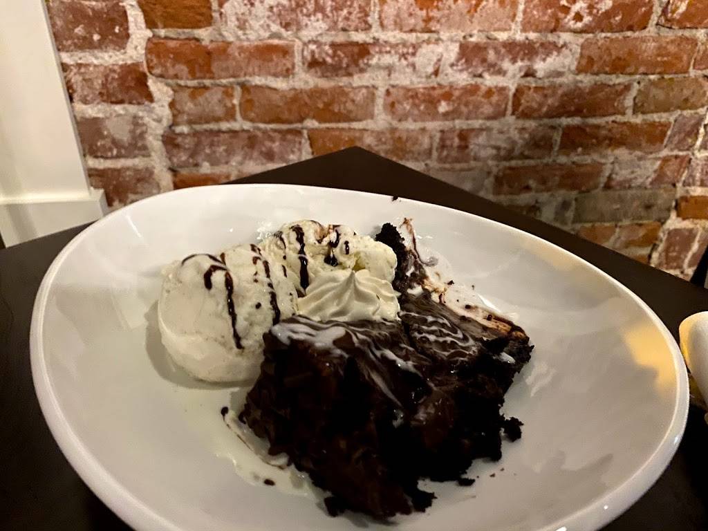 Fugazzis | restaurant | 22 E Oak Ave St, Porterville, CA 93257, USA | 5596150015 OR +1 559-615-0015