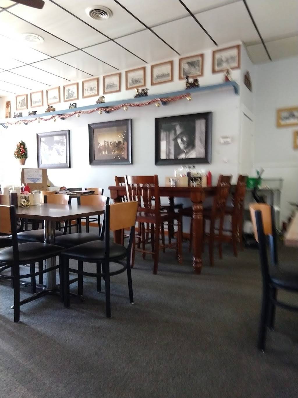 The Gravy Train Family Restaurant | restaurant | 104 E Walnut St, North Freedom, WI 53951, USA | 6085224485 OR +1 608-522-4485