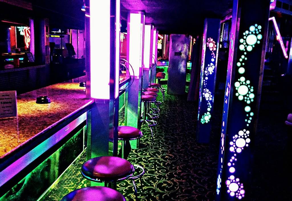 Molly Browns | night club | 542 Seabreeze Blvd, Daytona Beach, FL 32118, USA | 3862555966 OR +1 386-255-5966
