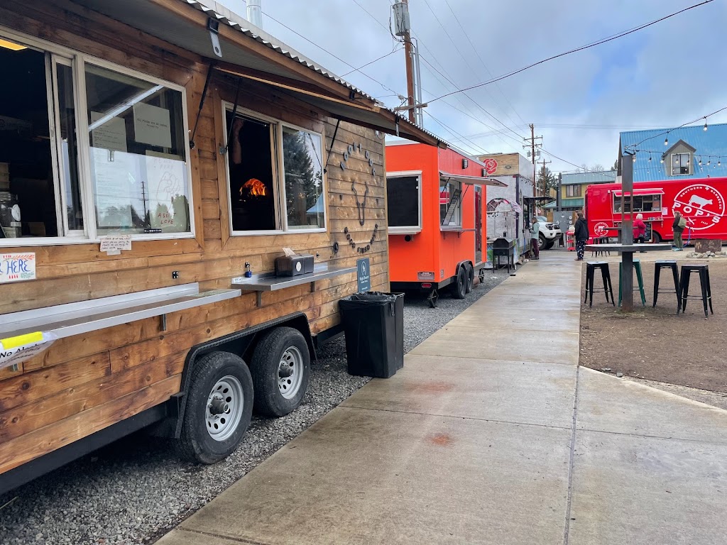 Boone Dog Pizza | restaurant | 171 E Main Ave, Sisters, OR 97759, USA | 5415882054 OR +1 541-588-2054