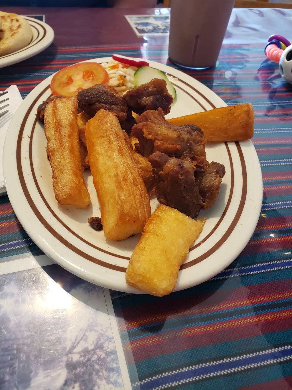 Totis Pupuseria | restaurant | 306 E 7th St, Hanford, CA 93230, USA | 5595829163 OR +1 559-582-9163