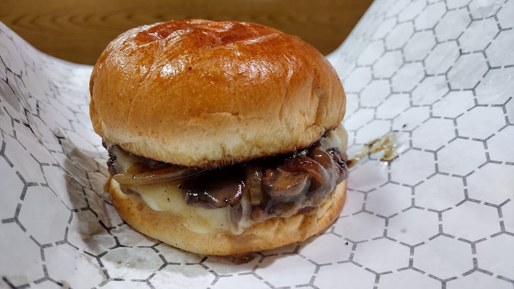 BURGER HUB | restaurant | 6231 S 27th St, Greenfield, WI 53221, USA | 4145740099 OR +1 414-574-0099