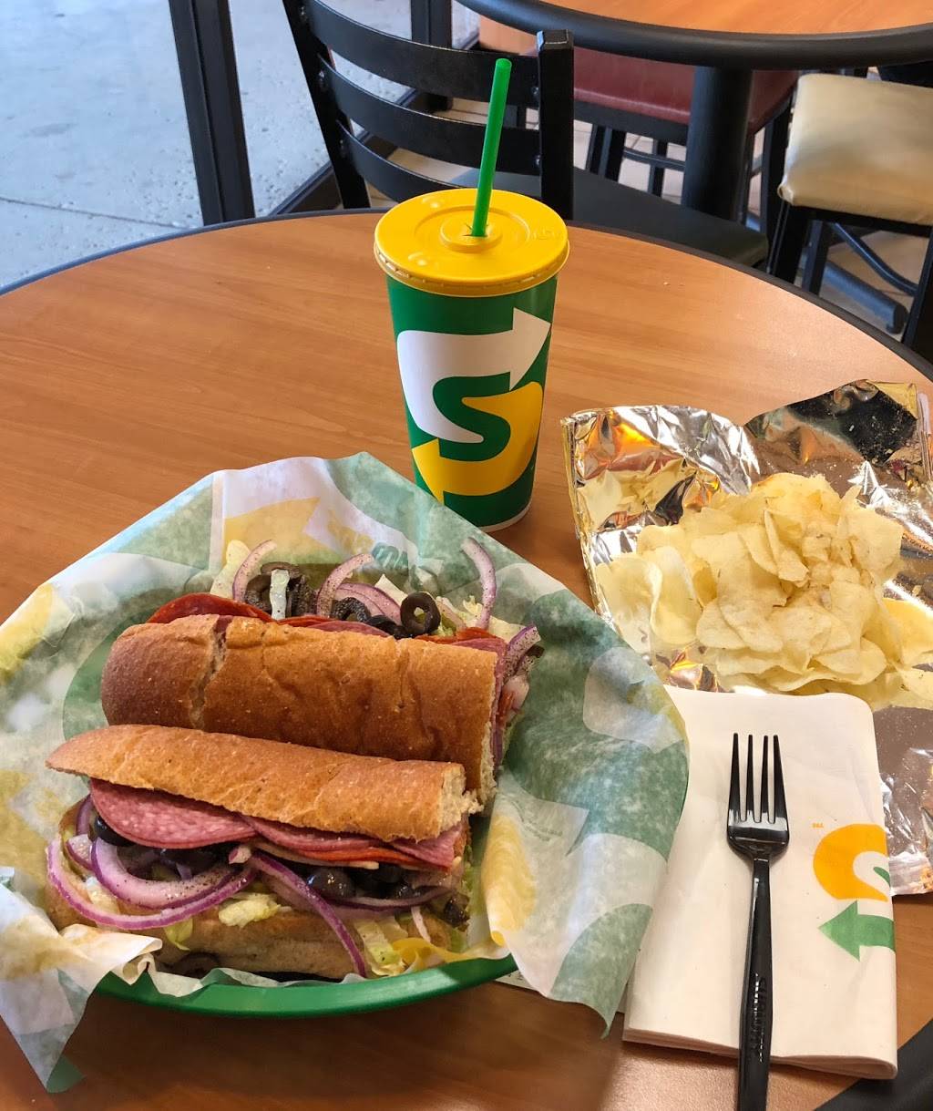 Subway Restaurants | restaurant | 790 Royal St George Dr, Naperville, IL 60540, USA | 6309222455 OR +1 630-922-2455