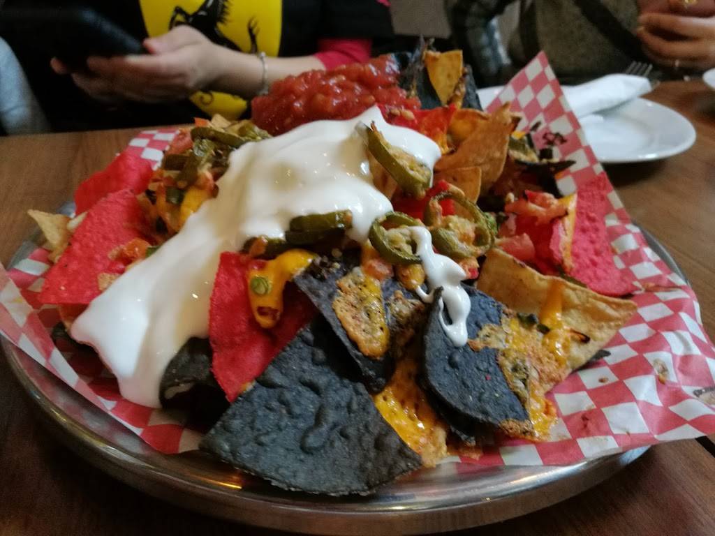 Chucks Roadhouse Bar & Grill | restaurant | 215 Thames St S, Ingersoll, ON N5C 2T6, Canada | 5194854745 OR +1 519-485-4745