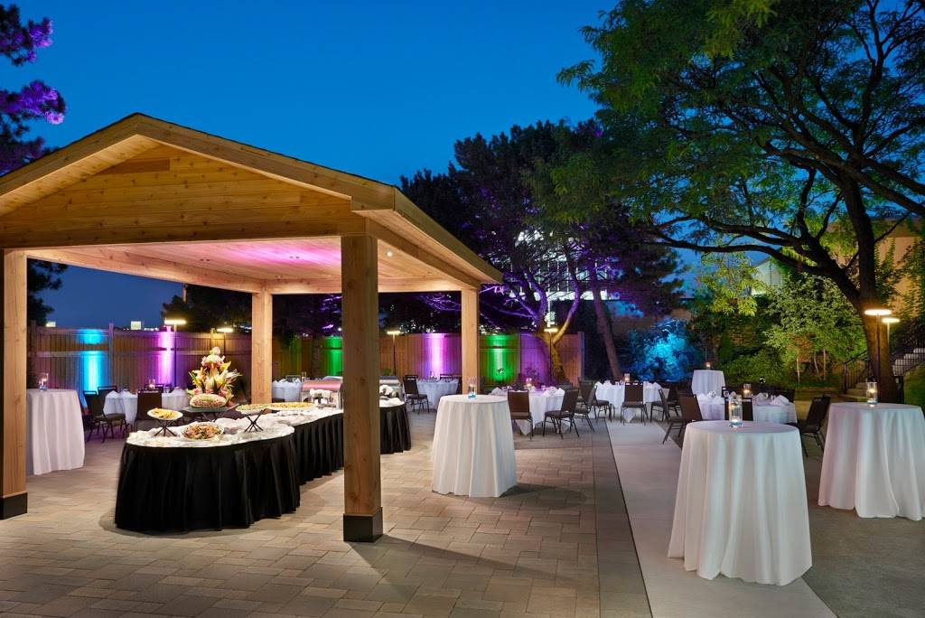 Moments Restaurant & Lounge | restaurant | 6257 Airport Rd, Mississauga, ON L4V 1E4, Canada | 9056781401 OR +1 905-678-1401