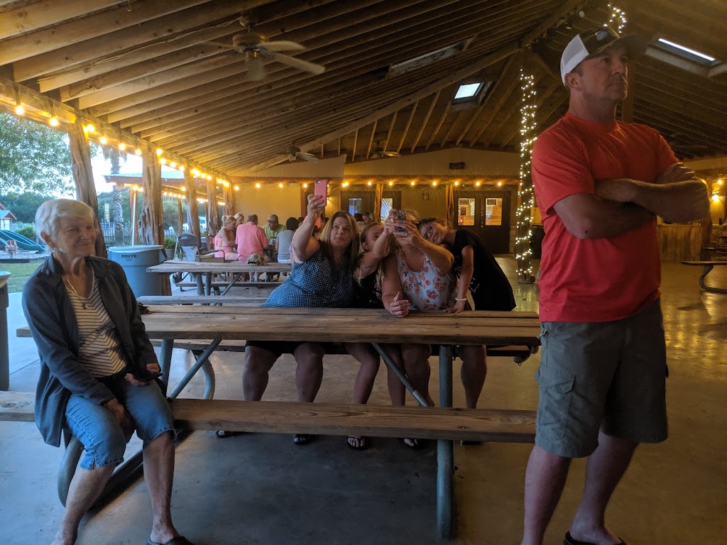 House Pasture Cattle Co | restaurant | 2 River Rd, Concan, TX 78838, USA | 8302326580 OR +1 830-232-6580