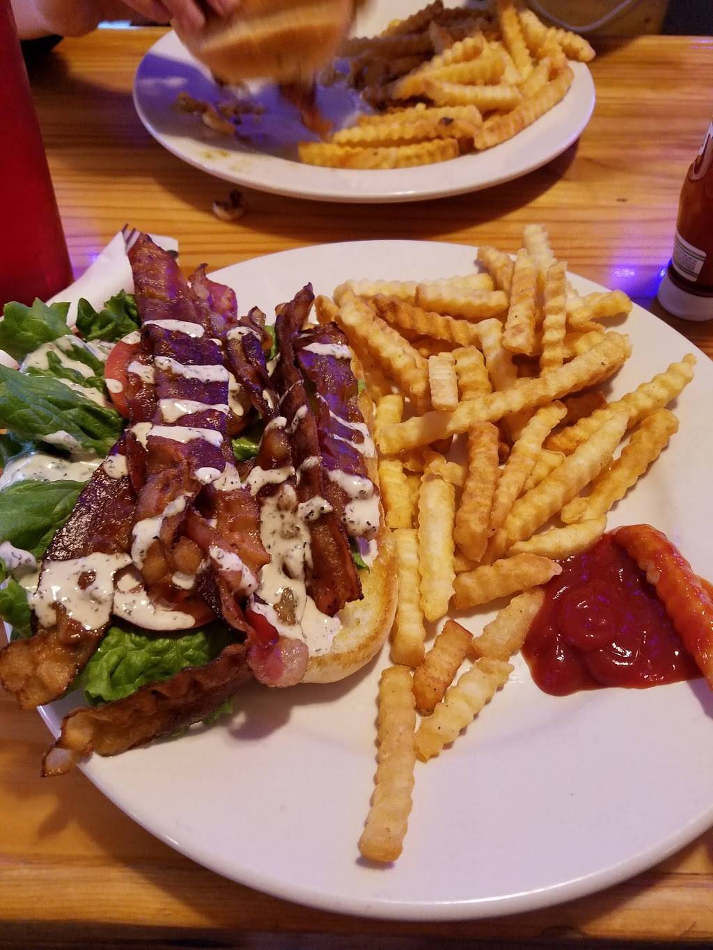 Shueys Restaurant & Lounge | restaurant | 1158 Club Rd NE, Cedar Rapids, IA 52404, USA | 3198482220 OR +1 319-848-2220