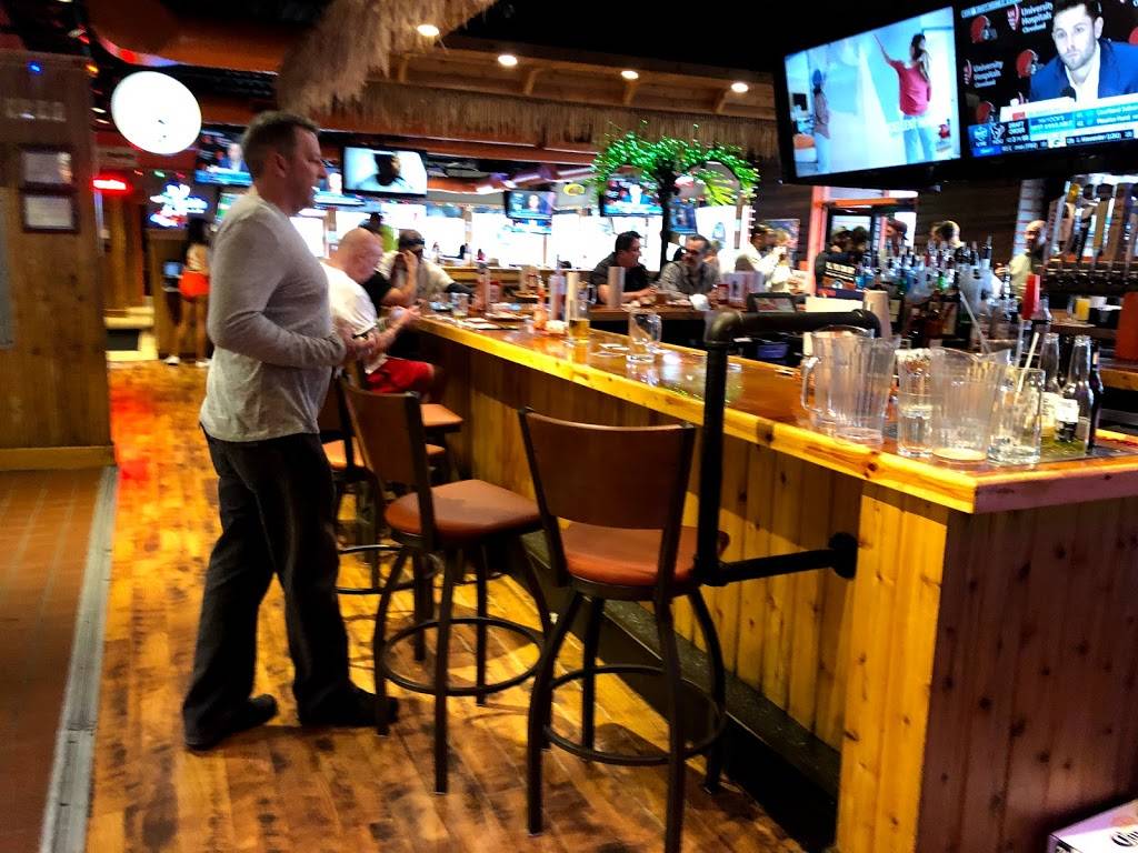 Hooters | meal takeaway | 25 Smith St, Farmingdale, NY 11735, USA | 6314147792 OR +1 631-414-7792