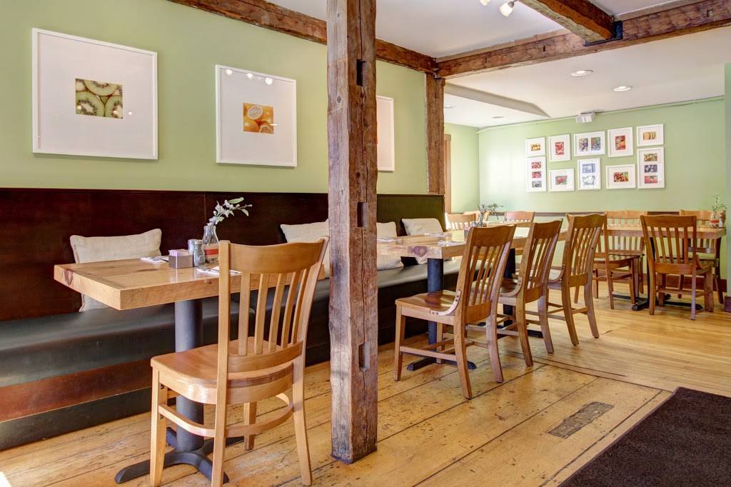 Tuckers | restaurant | 207 Main St, New London, NH 03257, USA | 6034135528 OR +1 603-413-5528