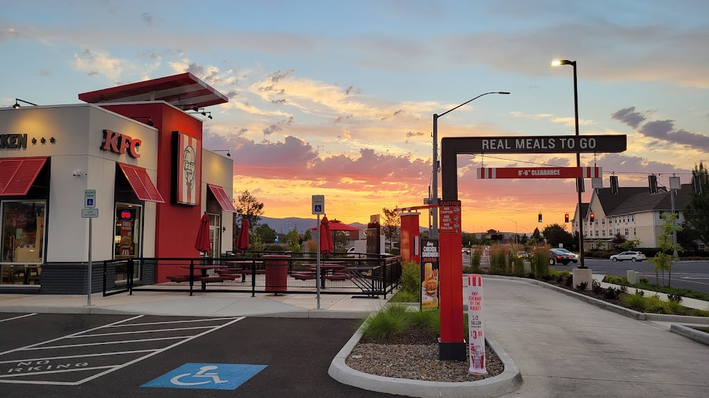 KFC | restaurant | 1408 Center Dr, Medford, OR 97501, USA | 5417765118 OR +1 541-776-5118