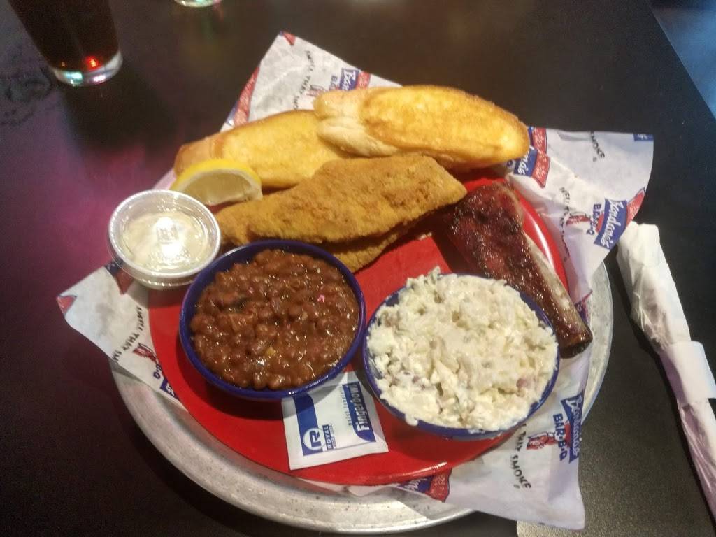 Bandanas Bar-B-Q | restaurant | 309 E Main St, Carbondale, IL 62901, USA | 6184901777 OR +1 618-490-1777