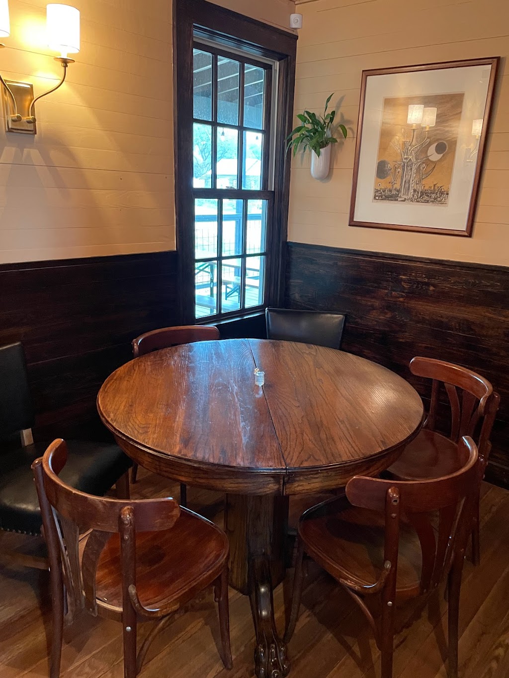 Round Top Brewing & Kitchen | restaurant | 101 W Austin St, Round Top, TX 78954, USA | 5122948641 OR +1 512-294-8641