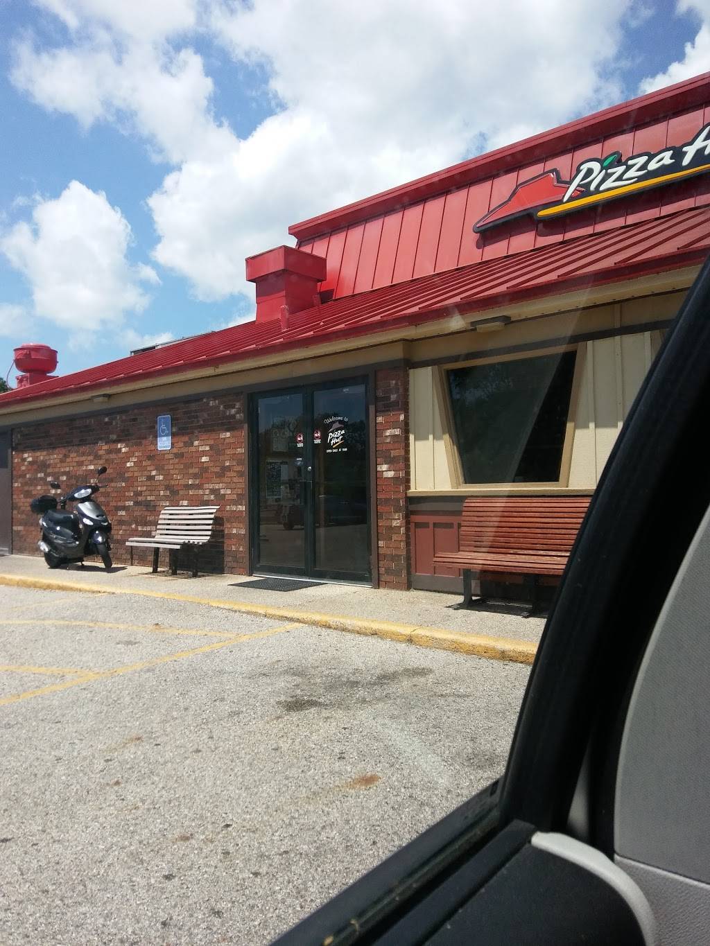 Pizza Hut | restaurant | 294 N River Ave, Holland, MI 49424, USA | 6163922565 OR +1 616-392-2565