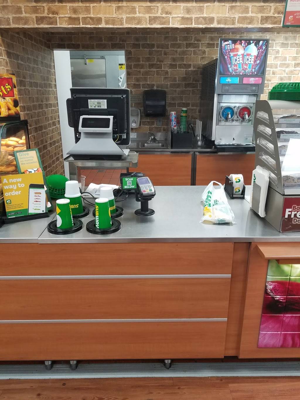 Subway | restaurant | 1013 I-94, Paw Paw, MI 49079, USA | 2696552200 OR +1 269-655-2200