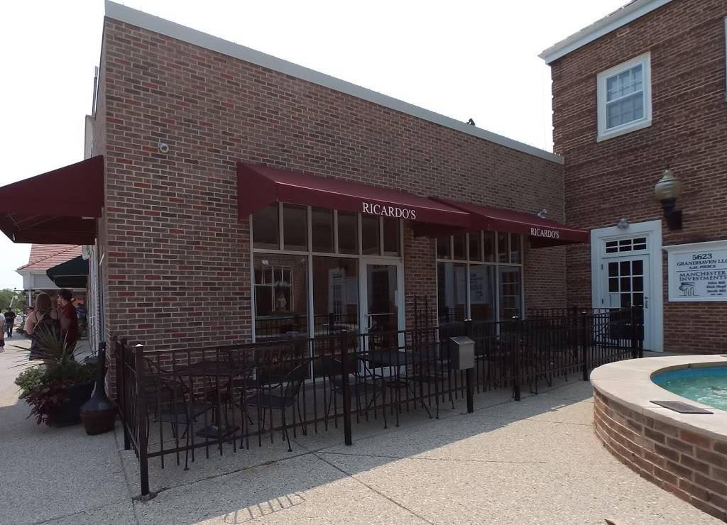 Ricardos Pizza | restaurant | 1812, 5627 Broad St, Greendale, WI 53129, USA | 4144211980 OR +1 414-421-1980