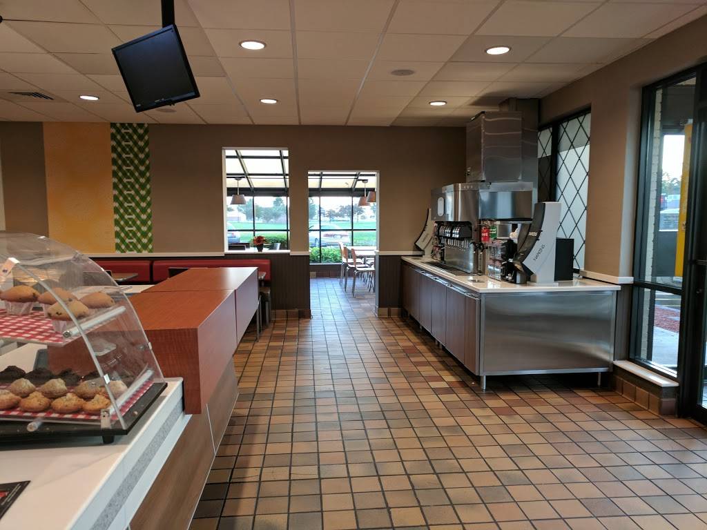 McDonalds | cafe | 1903 N Walnut St, Hartford City, IN 47348, USA | 7653485009 OR +1 765-348-5009