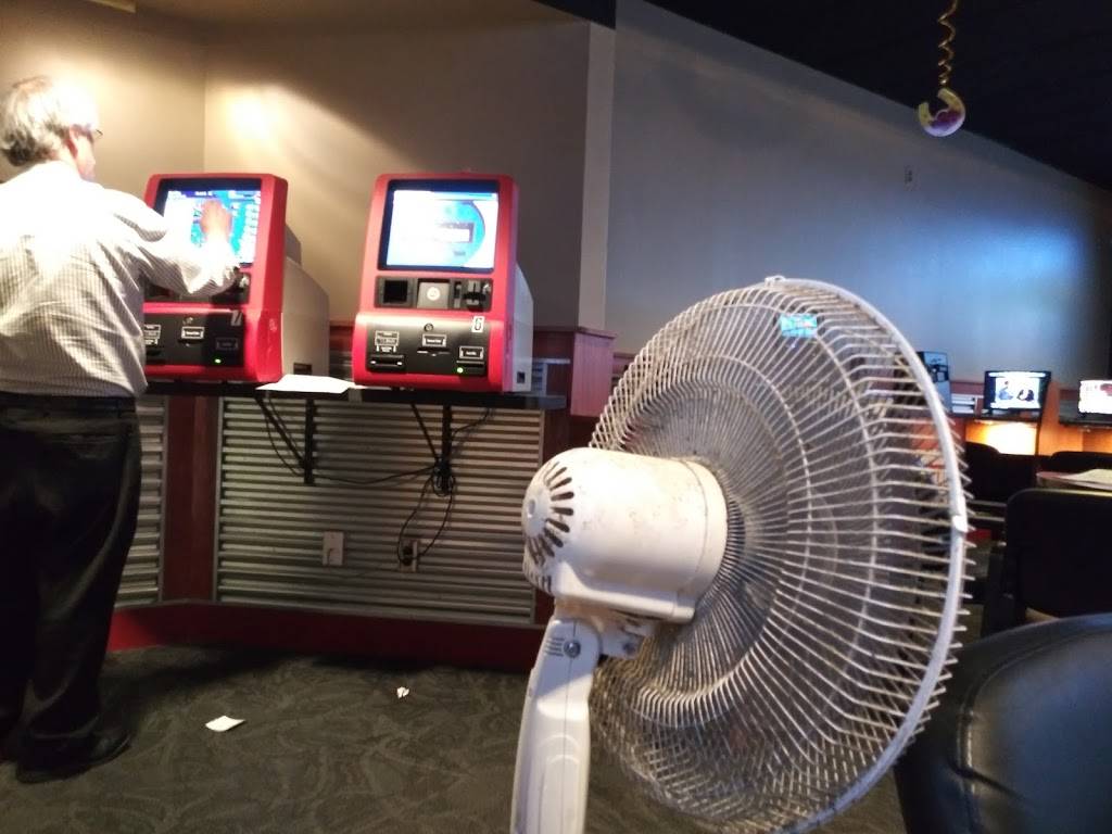 Club Hawthorne Peoria | restaurant | 3225 N Dries Ln, Peoria, IL 61604, USA | 3098320671 OR +1 309-832-0671