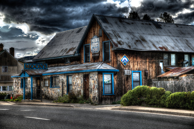 Moons | cafe | 497 Lawrence St, Quincy, CA 95971, USA | 5302839900 OR +1 530-283-9900