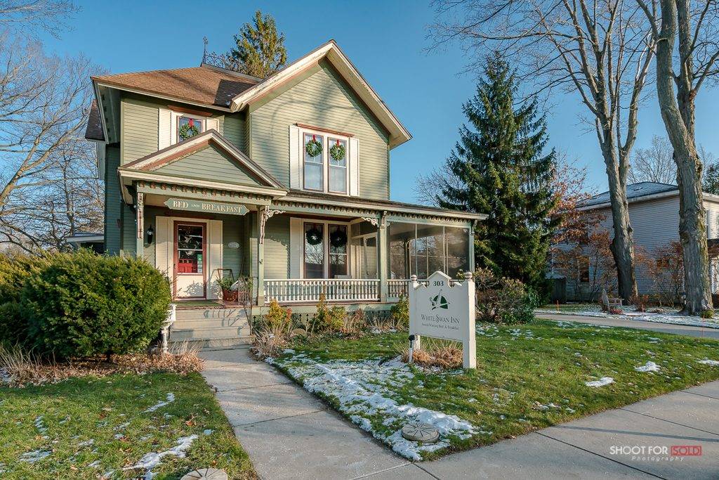 White Swan Inn Bed and Breakfast | restaurant | 303 S Mears Ave, Whitehall, MI 49461, USA | 2318945169 OR +1 231-894-5169