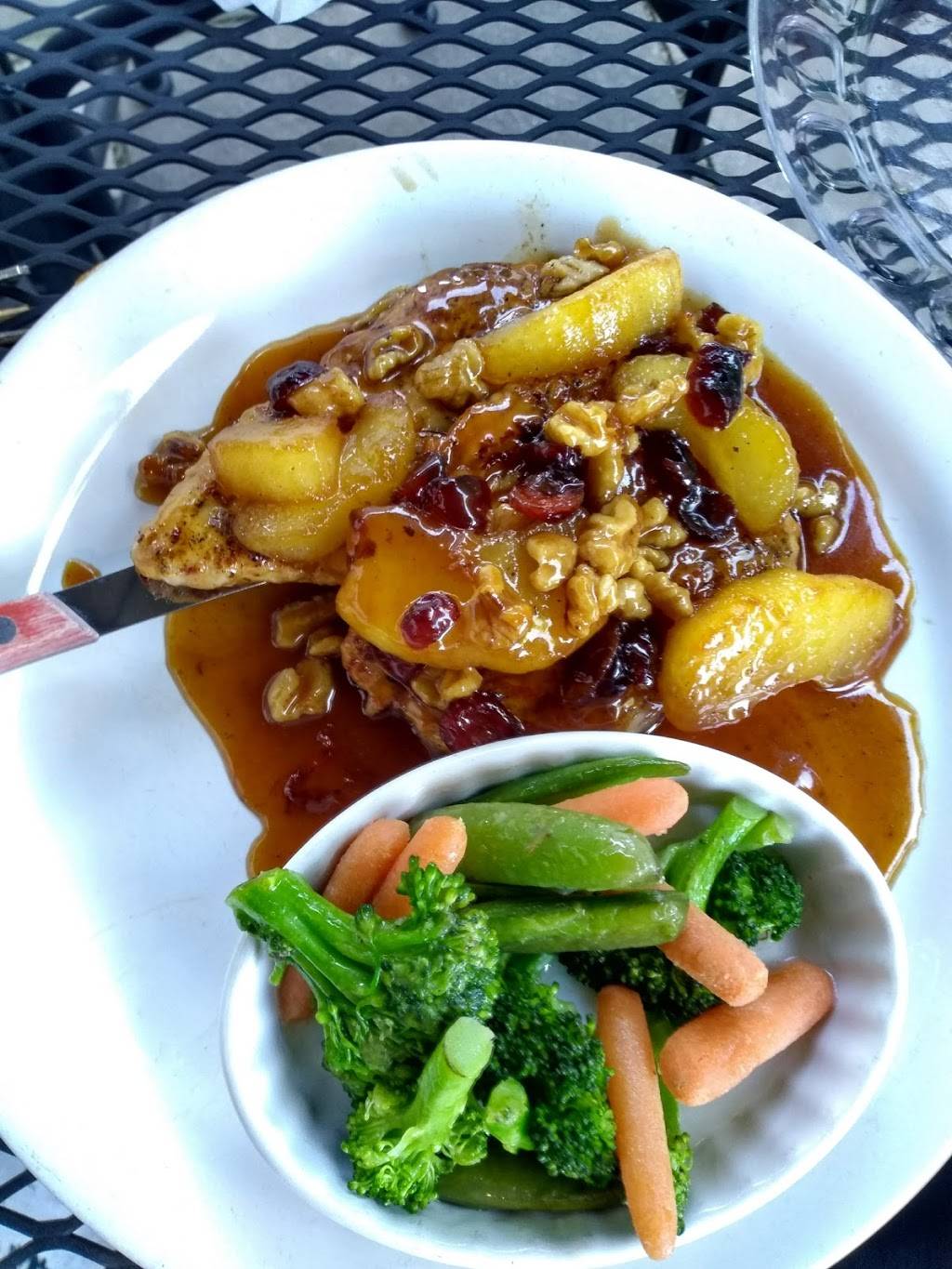 Side Tracks Bar & Grill | restaurant | 266 Lake Nepessing Rd, Lapeer, MI 48446, USA | 8106607733 OR +1 810-660-7733