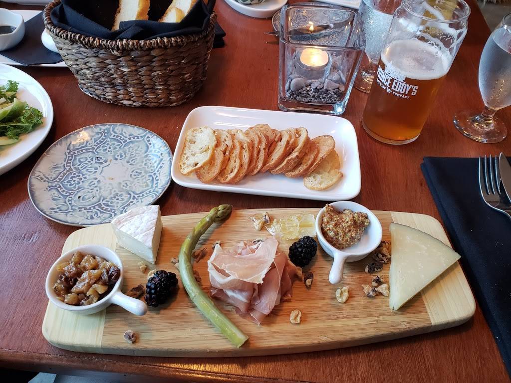 Hartleys Tavern | restaurant | 19 Elizabeth St, Prince Edward, ON K0K, Canada | 6134768888 OR +1 613-476-8888