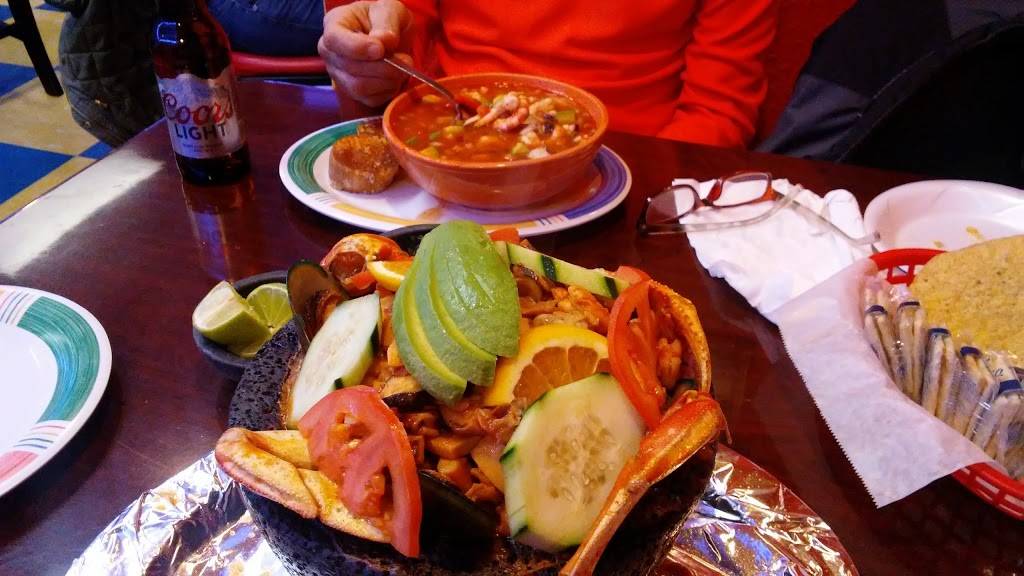 La Isla Del Mar #4 | restaurant | 6034 22nd Ave, Kenosha, WI 53143, USA | 2625640085 OR +1 262-564-0085