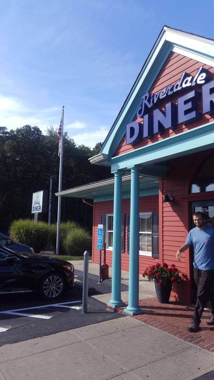 Riverdale Diner | restaurant | 521 River Rd, Shelton, CT 06484, USA | 2039244084 OR +1 203-924-4084