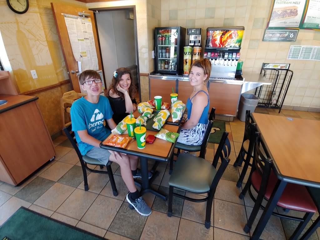 Subway Restaurants | restaurant | 914 Pacific Coast Hwy, Seal Beach, CA 90740, USA | 5624931923 OR +1 562-493-1923