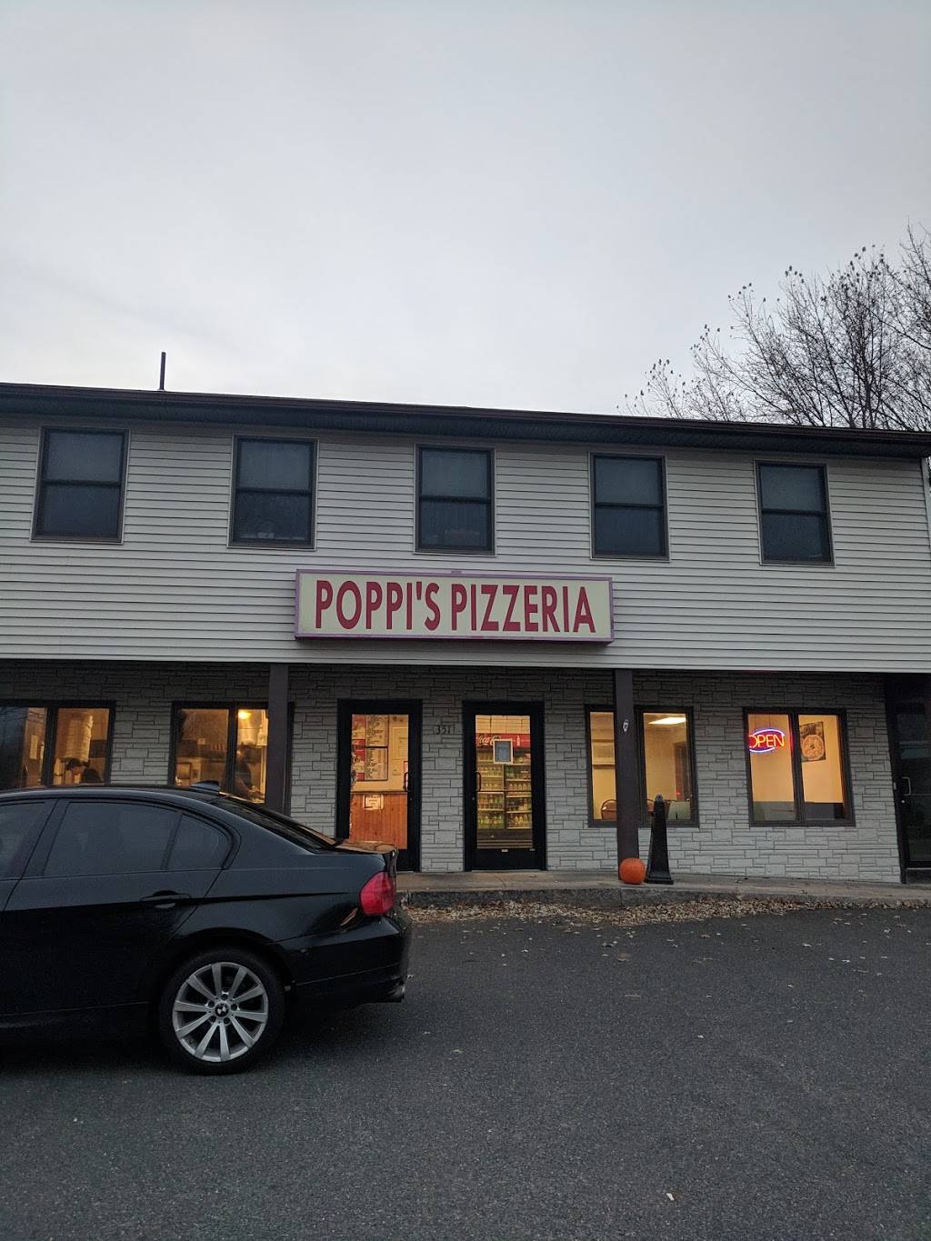 Poppis Pizzeria | restaurant | 351 West St, Ludlow, MA 01056, USA | 4135837828 OR +1 413-583-7828