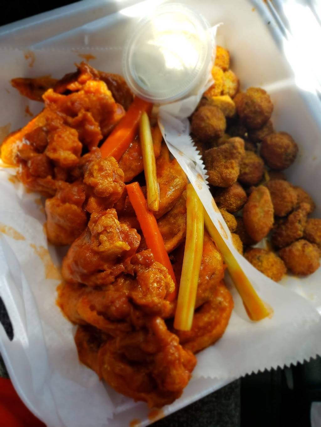 Crumpys Hot Wings Downtown | restaurant | 336 N Dunlap St, Memphis, TN 38105, USA | 9013473179 OR +1 901-347-3179