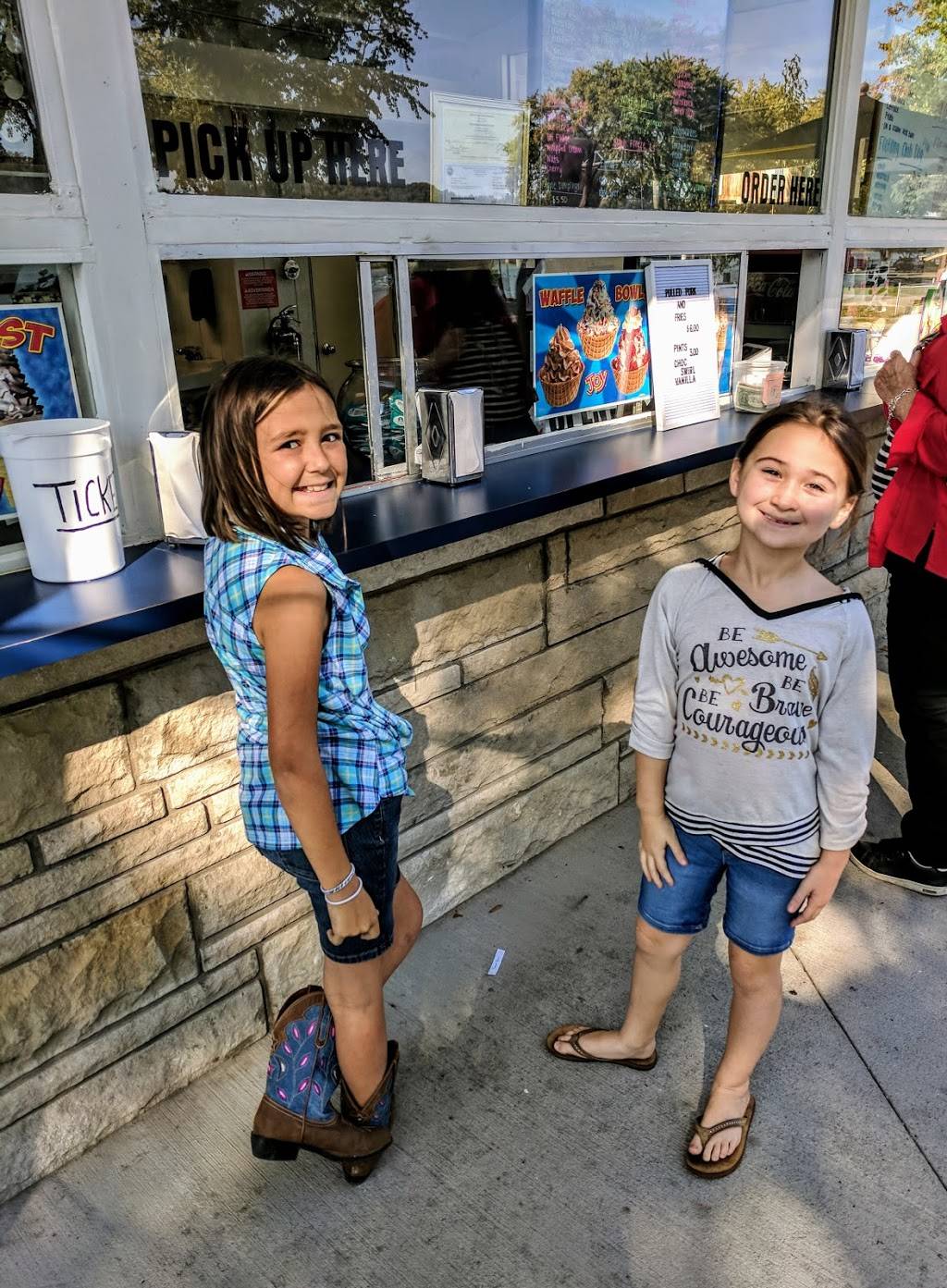 Chillbilly Treats | restaurant | 115 E Vaughn Dr, Madison, IN 47250, USA | 8122744541 OR +1 812-274-4541